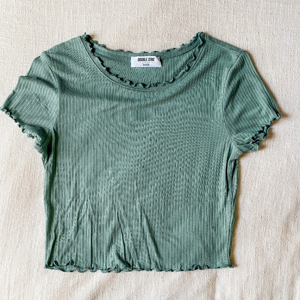 NWOT Ribbed Lettuce Edged Crop Top